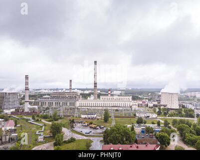 Antenna vista superiore della stazione di calore. fumo proveniente dalla stazione di alimentazione delle torri di raffreddamento Foto Stock