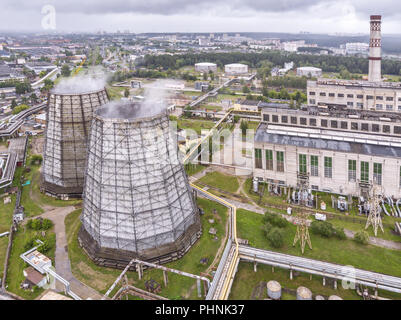 Il vapore proveniente dalle torri di raffreddamento della centrale termoelettrica. antenna vista superiore Foto Stock