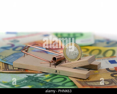 Close up di monete in euro in mousetrap come esche sulle banconote con copia spazio. concetto di debito Foto Stock