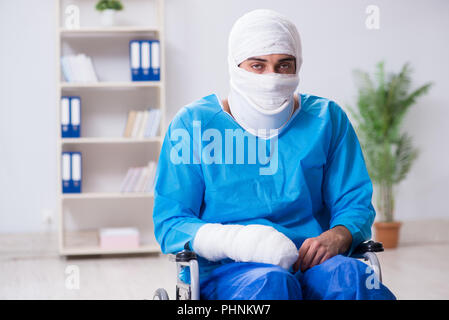 L uomo che soffre di più le ossa rotte e fratture Foto Stock