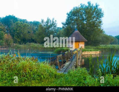 Fisherman's hut sul fiume il test Foto Stock