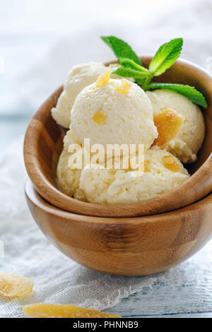 Artigianale di gelato allo zenzero in una ciotola di legno. Foto Stock