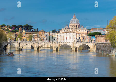 Bellissima vista della Basilica di San Pietro con ponte in Vaticano, Roma, Italia. Foto Stock