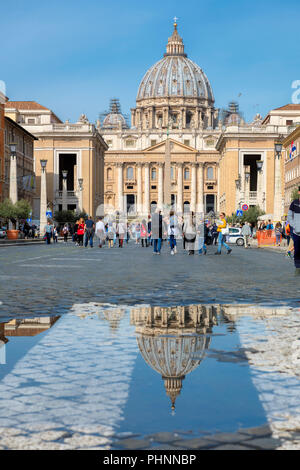 Vista di San Pietro in Vaticano, Roma, Italia. Foto Stock