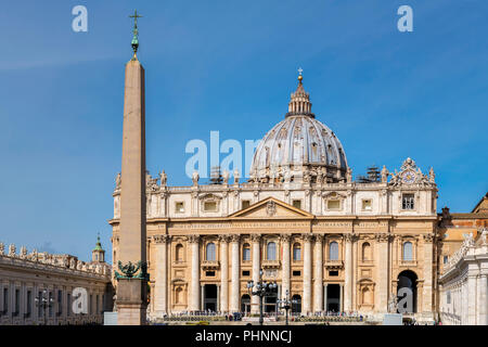 Vista frontale della Basilica di San Pietro dalla Piazza di San Pietro in Vaticano Città del Vaticano. Foto Stock