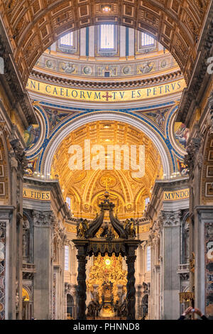 Interno della Basilica di San Pietro e Città del Vaticano Foto Stock