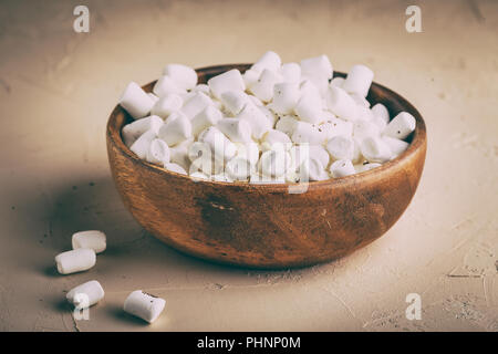 Marshmallows in una ciotola di legno Foto Stock