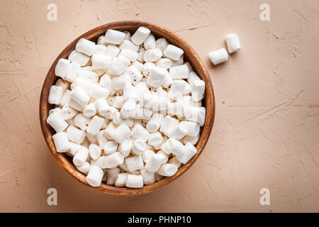 Marshmallows in una ciotola di legno Foto Stock
