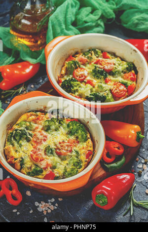 Frittata con broccoli in due forme ceramiche Foto Stock