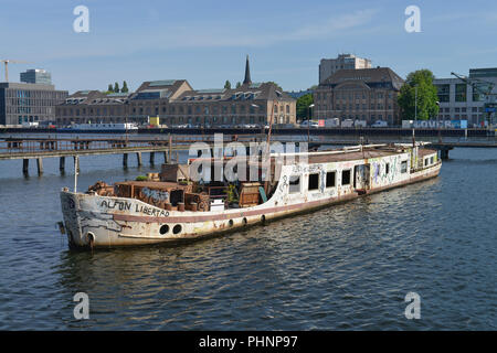 Wrack, 'Dr. Ingrid Wengler', Sprea, Friedrichshain di Berlino, Deutschland Foto Stock