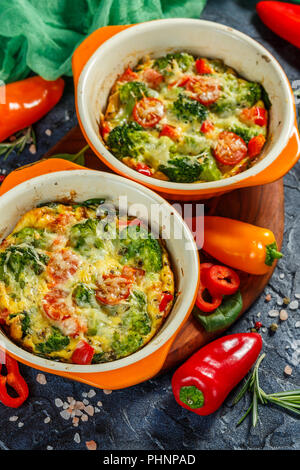 Frittata con broccoli in due forme ceramiche Foto Stock