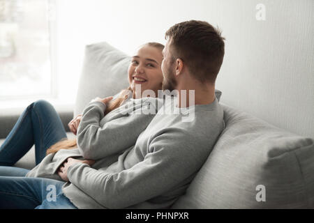 Amare la millenaria giovane costeggiata rilassante sul lettino accogliente Foto Stock