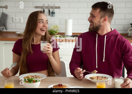 Coppia felice godendo di una gustosa colazione salutare al mattino Foto Stock