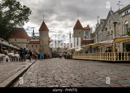 Vista del Viru Gate e le torri medievali della città vecchia di Tallinn, Estonia Foto Stock