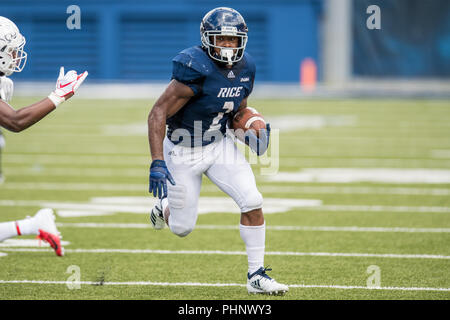 Houston, TX, Stati Uniti d'America. 1 Sep, 2018. Riso gufi running back Austin Walter (2) porta la palla durante il secondo trimestre di un NCAA Football gioco tra la Houston Cougars e il riso Civette alla Rice Stadium di Houston, TX. Houston ha vinto il gioco da 45 a 27.Trask Smith/CSM/Alamy Live News Foto Stock