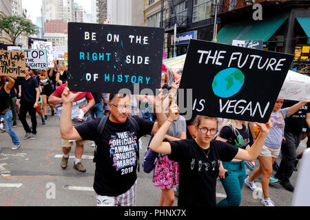 New York, NY, STATI UNITI D'AMERICA. Il 1 settembre 2018. Gli attivisti tenere indicazioni ufficiali dei diritti degli animali marzo NYC. Foto Stock