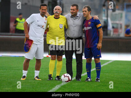 Znojmo, Repubblica Ceca. 31 Agosto, 2018. L-R Jiri Novotny (ceco e slovacco team), arbitro Pavlin Jirku, Sindaco di Znojmo Jan Goris e ione Andomi Goikoetxea (Barcellona) sono visibili durante una mostra partita di calcio tra ex giocatori del FC Barcelona e ex giocatori od in Repubblica Ceca e Repubblica Slovacca, in Znojmo, nella Repubblica ceca il 31 agosto 2018. Credito: Lubos Pavlicek/CTK foto/Alamy Live News Foto Stock