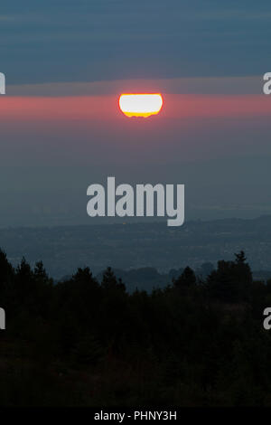 Gamma Clwydian, Nord, Regno Unito. 2 Sep, 2018. Regno Unito: Meteo tempo caldo già al di sopra della gamma Clwydian che divide le contee di Flintshire e Denbighshire. La rottura sole attraverso bassa nube sulle zone rurali Flintshire visto dal Offa's Dyke percorso verso Moel Famau nella gamma Clwydian, Galles Credito: DGDImages/Alamy Live News Foto Stock