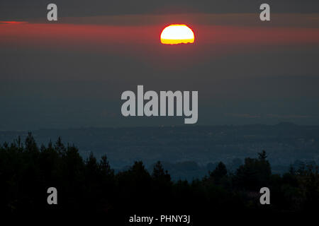 Gamma Clwydian, Nord, Regno Unito. 2 Sep, 2018. Regno Unito: Meteo tempo caldo già al di sopra della gamma Clwydian che divide le contee di Flintshire e Denbighshire. La rottura sole attraverso bassa nube sulle zone rurali Flintshire visto dal Offa's Dyke percorso verso Moel Famau nella gamma Clwydian, Galles Credito: DGDImages/Alamy Live News Foto Stock