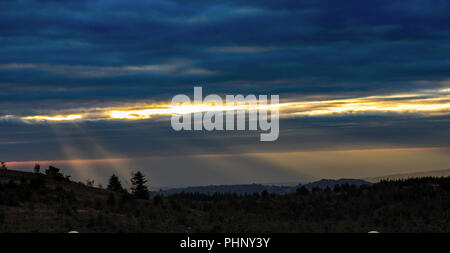 Gamma Clwydian, Nord, Regno Unito. 2 Sep, 2018. Regno Unito: Meteo tempo caldo già al di sopra della gamma Clwydian che divide le contee di Flintshire e Denbighshire. Sunrise e crepuscolari i raggi di luce solare rottura attraverso la nube bassa al di sopra della gamma Clwydian vicino a Moel Famau, Flintshire, Galles, Credito: DGDImages/Alamy Live News Foto Stock