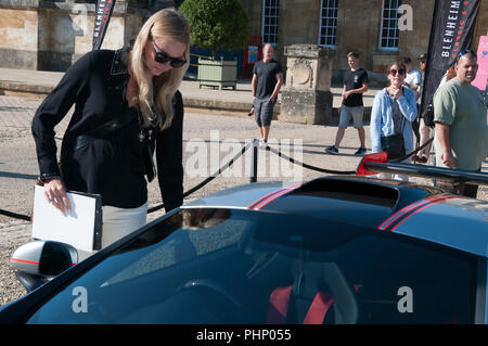 Woodstock, Oxfordshire, Regno Unito. 02Sep, 2018. Jodie Kidd di presenze al Salon Prenotazione Concours, Il Palazzo di Blenheim e Classic Supercar event, Woodstock, Oxfordshire, 2° settembre 2018 Credit: Stanislav Halcin/Alamy Live News Foto Stock