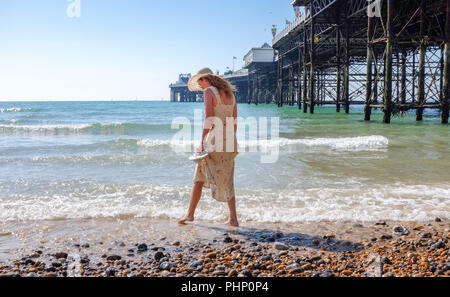 Brighton, Regno Unito. 2 Sep, 2018. Una giovane donna gode di una pala in mare al largo della costa di spiaggia di Brighton nel sole quanto tempo caldo è impostata per continuare attraverso il Sud Est della Gran Bretagna nei prossimi giorni di credito: Simon Dack/Alamy Live News Foto Stock