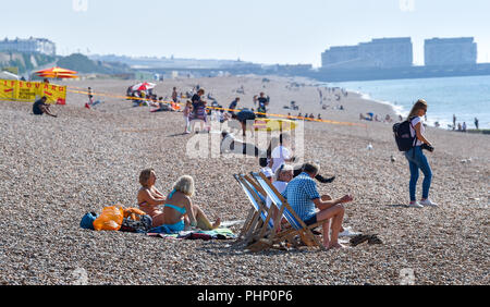 Brighton, Regno Unito. 2 Sep, 2018. I visitatori fanno la maggior parte del sole sulla spiaggia di Brighton oggi come tempo caldo è impostata per continuare attraverso il Sud Est della Gran Bretagna nei prossimi giorni di credito: Simon Dack/Alamy Live News Foto Stock