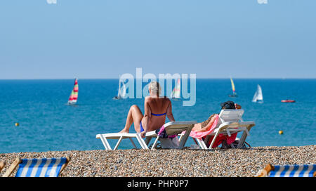 Brighton, Regno Unito. 2 Sep, 2018. I visitatori fanno la maggior parte del sole sulla spiaggia di Brighton oggi come tempo caldo è impostata per continuare attraverso il Sud Est della Gran Bretagna nei prossimi giorni di credito: Simon Dack/Alamy Live News Foto Stock