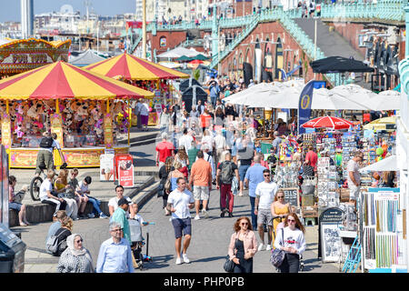 Brighton, Regno Unito. 2 Sep, 2018. Visitatori approfittate del sole sul lungomare di Brighton oggi come tempo caldo è impostata per continuare attraverso il Sud Est della Gran Bretagna nei prossimi giorni di credito: Simon Dack/Alamy Live News Foto Stock