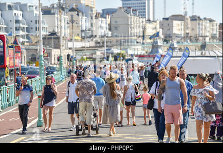 Brighton, Regno Unito. 2 Sep, 2018. I visitatori fanno la maggior parte del sole sulla spiaggia di Brighton oggi come tempo caldo è impostata per continuare attraverso il Sud Est della Gran Bretagna nei prossimi giorni di credito: Simon Dack/Alamy Live News Foto Stock