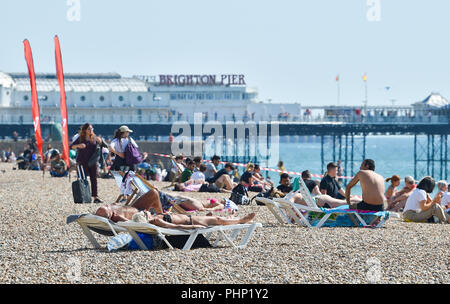 Brighton, Regno Unito. 2 Sep, 2018. I visitatori fanno la maggior parte del caldo sole sulla spiaggia di Brighton oggi come tempo caldo è impostata per continuare attraverso il Sud Est della Gran Bretagna nei prossimi giorni di credito: Simon Dack/Alamy Live News Foto Stock