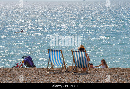 Brighton, Regno Unito. 2 Sep, 2018. I visitatori fanno la maggior parte del caldo sole sulla spiaggia di Brighton oggi come tempo caldo è impostata per continuare attraverso il Sud Est della Gran Bretagna nei prossimi giorni di credito: Simon Dack/Alamy Live News Foto Stock