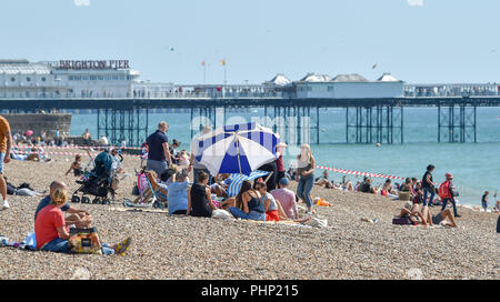 Brighton, Regno Unito. 2 Sep, 2018. I visitatori fanno la maggior parte del caldo sole sulla spiaggia di Brighton oggi come tempo caldo è impostata per continuare attraverso il Sud Est della Gran Bretagna nei prossimi giorni di credito: Simon Dack/Alamy Live News Foto Stock