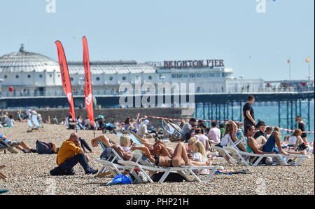 Brighton, Regno Unito. 2 Sep, 2018. I visitatori fanno la maggior parte del caldo sole sulla spiaggia di Brighton oggi come tempo caldo è impostata per continuare attraverso il Sud Est della Gran Bretagna nei prossimi giorni di credito: Simon Dack/Alamy Live News Foto Stock