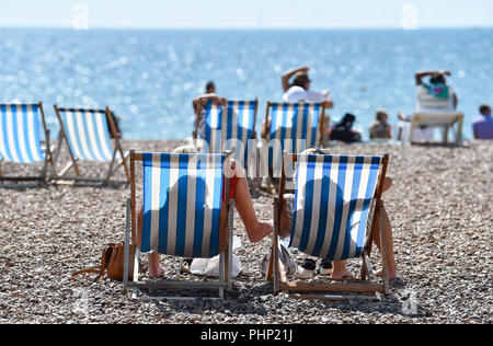 Brighton, Regno Unito. 2 Sep, 2018. I visitatori fanno la maggior parte del caldo sole sulla spiaggia di Brighton oggi come tempo caldo è impostata per continuare attraverso il Sud Est della Gran Bretagna nei prossimi giorni di credito: Simon Dack/Alamy Live News Foto Stock