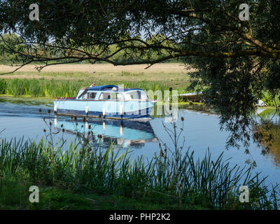 Il Fiume Great Ouse, Over, Cambridgeshire 2 settembre 2018. Le persone godono di tarda estate sunshine cachondeo in barche nel glorioso sole ininterrotta e con temperature nella metà degli anni venti gradi centigradi. L'estate indiana è previsione di continuare nella prossima settimana. Credito: Julian Eales/Alamy Live news Foto Stock