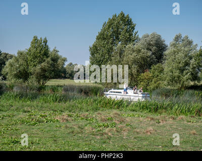 Il Fiume Great Ouse, Over, Cambridgeshire 2 settembre 2018. Le persone godono di tarda estate sunshine cachondeo in barche nel glorioso sole ininterrotta e con temperature nella metà degli anni venti gradi centigradi. L'estate indiana è previsione di continuare nella prossima settimana. Credito: Julian Eales/Alamy Live news Foto Stock