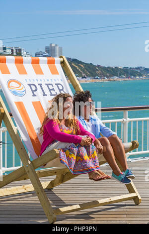 Bournemouth Dorset, Regno Unito. 2° settembre 2018. Regno Unito: meteo bella calda giornata di sole a Bournemouth spiagge come migliaia di visitatori in testa al mare per il sole. I visitatori godere seduti nelle grandi sdraio sul molo di Bournemouth. Credito: Carolyn Jenkins/Alamy Live News Foto Stock