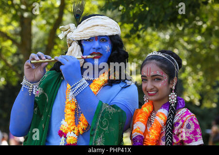 Watford. UK 2 Sett 2018 - Kushal e Shivani (l a r) vestita come Krishna e Radha alla celebrazione Janmashtami a Watford Tempio. Janmashtami è una celebrazione della nascita di Krishna, con decine di migliaia di persone che frequentano oltre due giorni a Watford tempio, ed è il più grande di tali eventi al di fuori dell India. Bhaktivedanta Manor comunemente noto come Watford Tempio fu donato al Hare Krishna circolazione nei primi anni settanta da ex Beatle George Harrison. Credito: Dinendra Haria/Alamy Live News Foto Stock