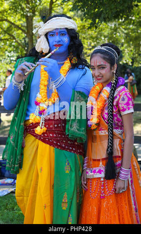 Watford. UK 2 Sett 2018 - Kushal e Shivani (l a r) vestita come Krishna e Radha alla celebrazione Janmashtami a Watford Tempio. Janmashtami è una celebrazione della nascita di Krishna, con decine di migliaia di persone che frequentano oltre due giorni a Watford tempio, ed è il più grande di tali eventi al di fuori dell India. Bhaktivedanta Manor comunemente noto come Watford Tempio fu donato al Hare Krishna circolazione nei primi anni settanta da ex Beatle George Harrison. Credito: Dinendra Haria/Alamy Live News Foto Stock