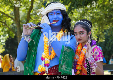 Watford. UK 2 Sett 2018 - Kushal e Shivani (l a r) vestita come Krishna e Radha alla celebrazione Janmashtami a Watford Tempio. Janmashtami è una celebrazione della nascita di Krishna, con decine di migliaia di persone che frequentano oltre due giorni a Watford tempio, ed è il più grande di tali eventi al di fuori dell India. Bhaktivedanta Manor comunemente noto come Watford Tempio fu donato al Hare Krishna circolazione nei primi anni settanta da ex Beatle George Harrison. Credito: Dinendra Haria/Alamy Live News Foto Stock