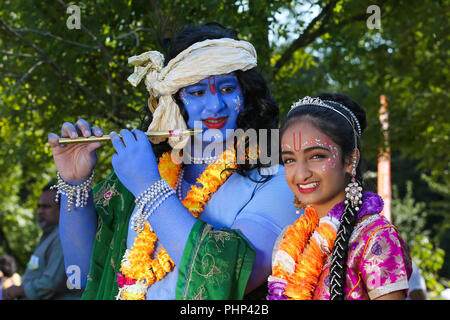 Watford. UK 2 Sett 2018 - Kushal e Shivani (l a r) vestita come Krishna e Radha alla celebrazione Janmashtami a Watford Tempio. Janmashtami è una celebrazione della nascita di Krishna, con decine di migliaia di persone che frequentano oltre due giorni a Watford tempio, ed è il più grande di tali eventi al di fuori dell India. Bhaktivedanta Manor comunemente noto come Watford Tempio fu donato al Hare Krishna circolazione nei primi anni settanta da ex Beatle George Harrison. Credito: Dinendra Haria/Alamy Live News Foto Stock