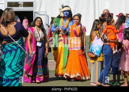 Watford. UK 2 Sett 2018 - Kushal e Shivani (l a r) vestita come Krishna e Radha passeggiando tra i devoti alla celebrazione Janmashtami a Watford Tempio. Janmashtami è una celebrazione della nascita di Krishna, con decine di migliaia di persone che frequentano oltre due giorni a Watford tempio, ed è il più grande di tali eventi al di fuori dell India. Bhaktivedanta Manor comunemente noto come Watford Tempio fu donato al Hare Krishna circolazione nei primi anni settanta da ex Beatle George Harrison. Credito: Dinendra Haria/Alamy Live News Foto Stock