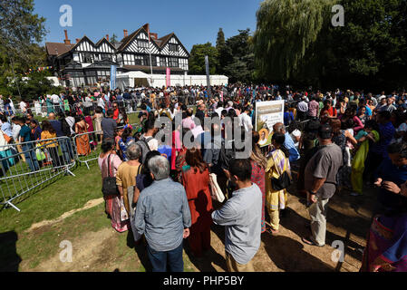 Watford, Regno Unito. Il 2 settembre 2018. I devoti in coda al di fuori del manor (tempio) per il darshan (preghiere) come migliaia di partecipare al più grande festival Janmashtami al di fuori dell India al Bhaktivedanta Manor Hare Krishna Temple a Watford, Hertfordshire. L'evento celebra la nascita di Krishna e prendere posto a una proprietà donata all'Hare Krishna movimento da ex Beatle George Harrison. Credito: Stephen Chung / Alamy Live News Foto Stock