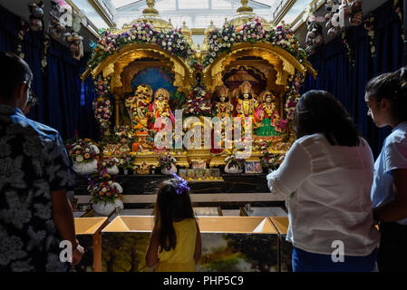 Watford, Regno Unito. Il 2 settembre 2018. I devoti frequentare il darshan (preghiere) nella parte anteriore di statue di Krishna come migliaia di partecipare al più grande festival Janmashtami al di fuori dell India al Bhaktivedanta Manor Hare Krishna Temple a Watford, Hertfordshire. L'evento celebra la nascita di Krishna e prendere posto a una proprietà donata all'Hare Krishna movimento da ex Beatle George Harrison. Credito: Stephen Chung / Alamy Live News Foto Stock