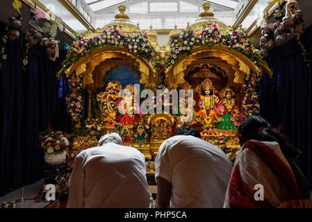 Watford, Regno Unito. Il 2 settembre 2018. I devoti frequentare il darshan (preghiere) nella parte anteriore di statue di Krishna come migliaia di partecipare al più grande festival Janmashtami al di fuori dell India al Bhaktivedanta Manor Hare Krishna Temple a Watford, Hertfordshire. L'evento celebra la nascita di Krishna e prendere posto a una proprietà donata all'Hare Krishna movimento da ex Beatle George Harrison. Credito: Stephen Chung / Alamy Live News Foto Stock