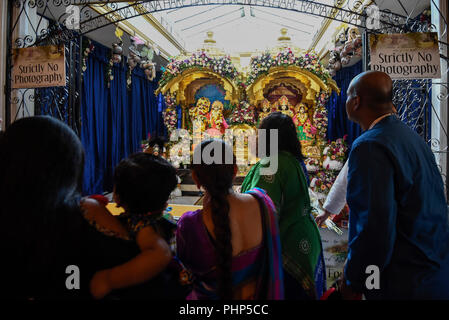 Watford, Regno Unito. Il 2 settembre 2018. I devoti frequentare il darshan (preghiere) nella parte anteriore di statue di Krishna come migliaia di partecipare al più grande festival Janmashtami al di fuori dell India al Bhaktivedanta Manor Hare Krishna Temple a Watford, Hertfordshire. L'evento celebra la nascita di Krishna e prendere posto a una proprietà donata all'Hare Krishna movimento da ex Beatle George Harrison. Credito: Stephen Chung / Alamy Live News Foto Stock