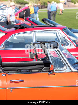 Eastbourne, East Sussex, Regno Unito. Il 2 settembre 2018. I proprietari di classic MG automobili prendere parte nel loro annuale South Downs correre per i prati occidentale di questa cittadina di mare come tepore del sole di settembre. Il rally a partire in Arundel West Sussex segue il 80 miglio percorso attraversando la mozzafiato Beachy Head scogliere sulla East Sussex South Downs prima di scendere nella città di Eastbourne. Credito: Newspics Regno Unito Sud/Alamy Live News Foto Stock