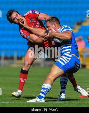 Stadio di Shay, Halifax, Regno Unito. Il 2 settembre 2018. Rugby League Super 8's qualificatori Rugby League tra Halifax vs Salford Red Devils; Salford Red DevilsÕ Tyrone McCarthy si sente la forza di |halifax del Ben Kaye. Dean Williams Credito: Dean Williams/Alamy Live News Foto Stock