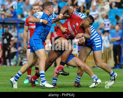 Stadio di Shay, Halifax, Regno Unito. Il 2 settembre 2018. Rugby League Super 8's qualificatori Rugby League tra Halifax vs Salford Red Devils; Salford DevilsÕ rosso Ben Nakubuwai aziona la pallina in stanco Halifax difesa. Dean Williams Credito: Dean Williams/Alamy Live News Foto Stock